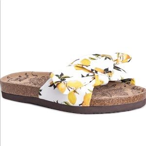 Muk Luk sandals. Size 9. Yellow lemons. Bow.